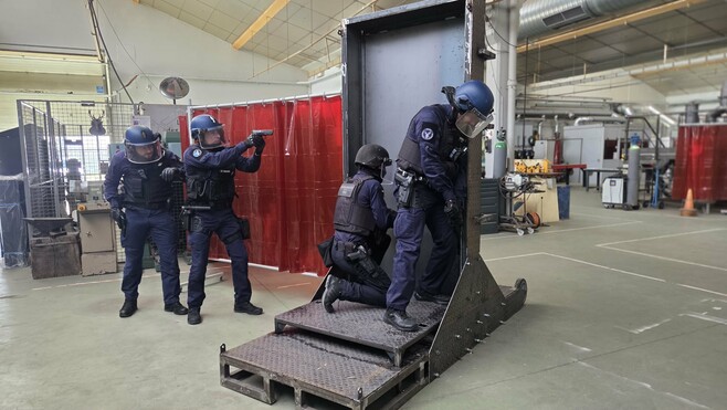 Marquise: les lycéens en chaudronnerie ont fabriqué une porte blindée pour l'entraînement des gendarmes du PSIG