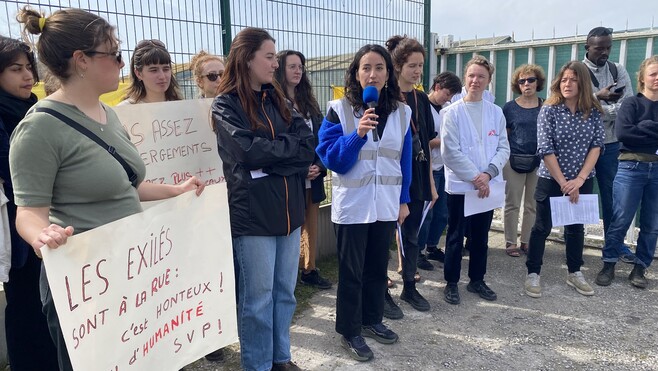 À Calais, la rue des Huttes est devenue le symbole des défaillances de l’État, selon les associations d’aide aux migrants.