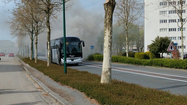 Incendie spectaculaire à Boulogne-sur-Mer : un car scolaire prend feu, 47 enfants évacués en urgence