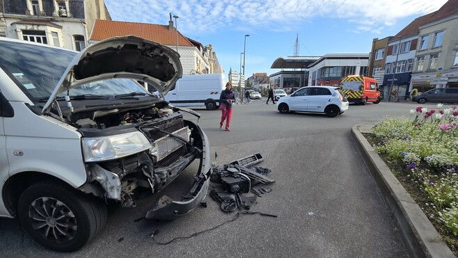 Accident spectaculaire à Calais : une camionnette percute un bus scolaire en plein centre-ville