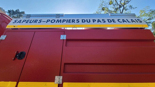 A16 : une voiture se retrouve sur le flanc à Saint-Inglevert