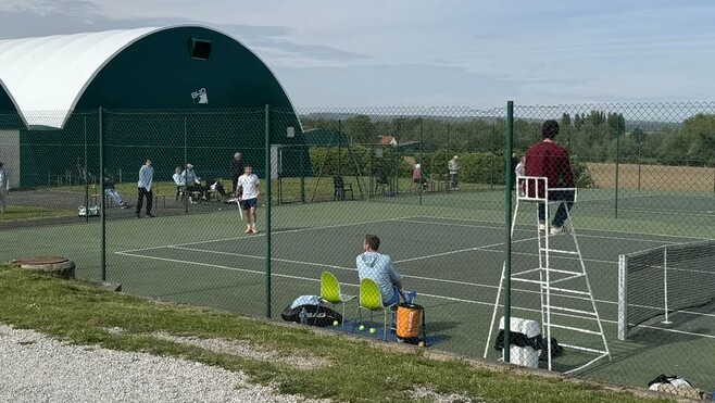 À Ardres, un commentaire du maire sur les terrains de tennis met le feu aux poudres…