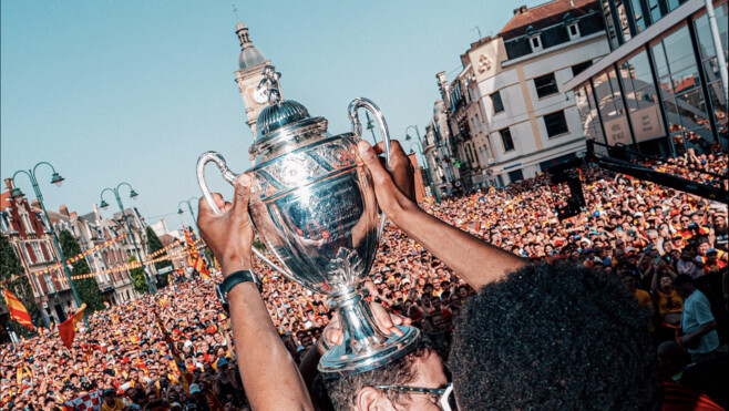 Après le sacre du RC Lens, la Coupe de France exposée gratuitement au Louvre-Lens