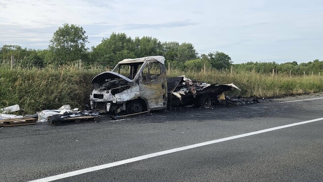 Wimille: une camionnette prend feu en roulant, le conducteur sort à temps du véhicule