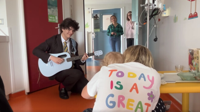 Boulogne: Sam Sauvage surprend les enfants hospitalisés avant un concert solidaire