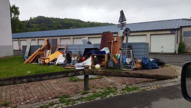 « Une véritable catastrophe » : à Gamaches, 20 camions d'encombrants ramassés en une journée