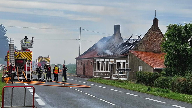 Rexpoëde : la foudre détruit une maison. 