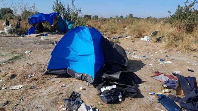 Démantèlement de campements à Calais : 73 personnes mises à l'abri. 