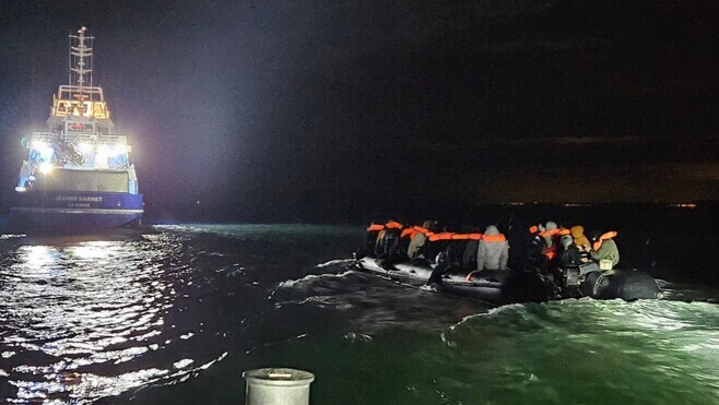 Incendie d’un bateau de migrants dans la Manche : 173 personnes secourues, aucun mort.