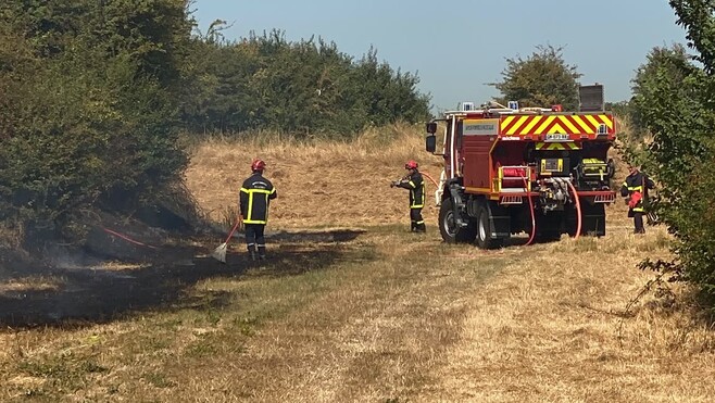 Calais : un feu d’herbes derrière le Fort Nieulay provoque un important panache de fumée visible depuis l’A16