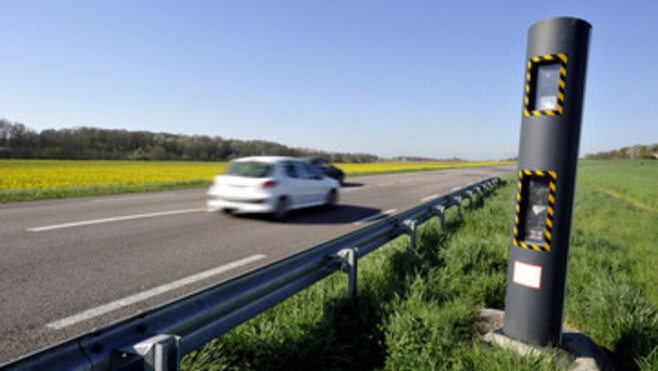 Hautecloque : un conducteur flashé à 153 km/h au lieu de 50 sur la RD916, son permis retiré sur-le-champ