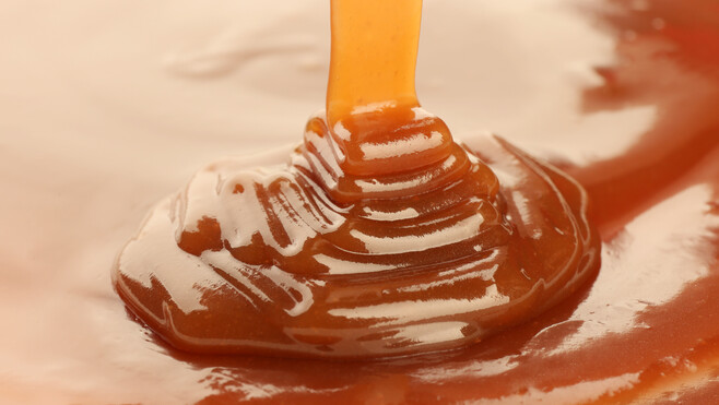 Brunembert : un camion transportant 27 tonnes de caramel liquide se couche dans un champ