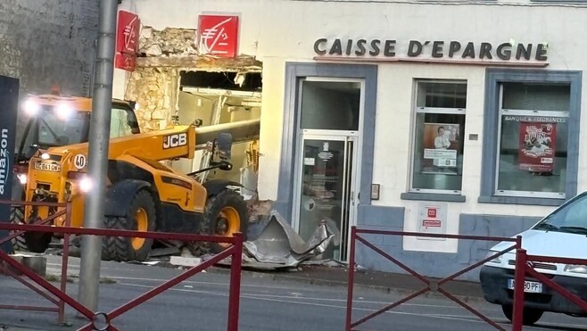Fruges : le distributeur de billets de la Caisse d’Épargne attaqué au tractopelle ! 