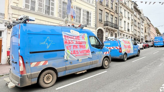 Boulogne-sur-Mer : les agents du gaz et de l'électricité manifestent devant la sous-préfecture