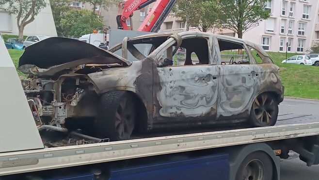 Boulogne-sur-Mer : une voiture détruite par les flammes dans le quartier de Beaurepaire