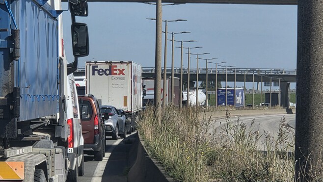 A16 : un mort dans un violent face à face entre un poids lourd et une voiture près de Calais