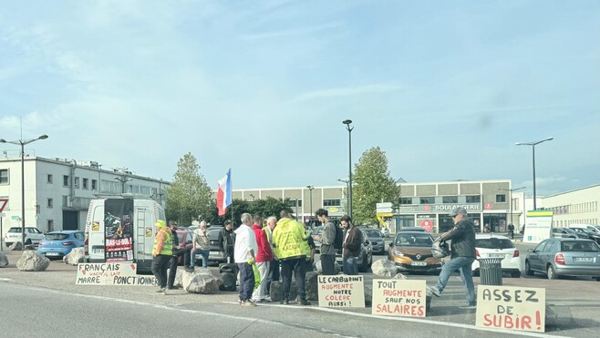 Un petit groupe de Gilets jaunes mobilisé à Boulogne-sur-Mer ce samedi.