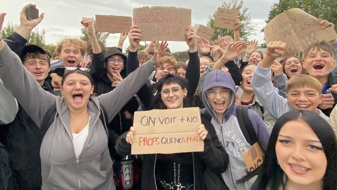 Les lycéens calaisiens mobilisés mercredi matin devant leurs établissements.