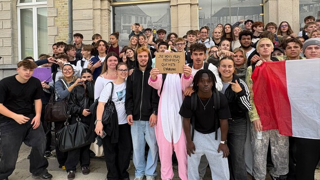 Berck-sur-Mer : une soixantaine de lycéens défilent en ville. 