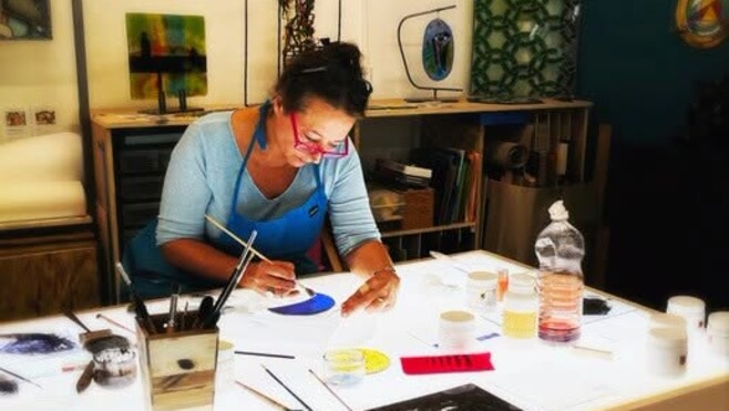 Montreuil-sur-mer : Hélène Triboulet fait briller son art du verre à l’international !
