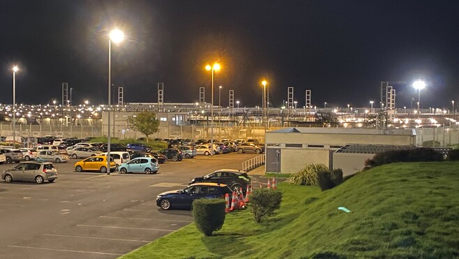 Eurotunnel à Coquelles : un minibus percute une navette Le Shuttle, 19 personnes impliquées