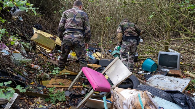 Verton : fauteuils, télévisions, pneus… un dépôt sauvage impressionnant découvert en pleine nature !