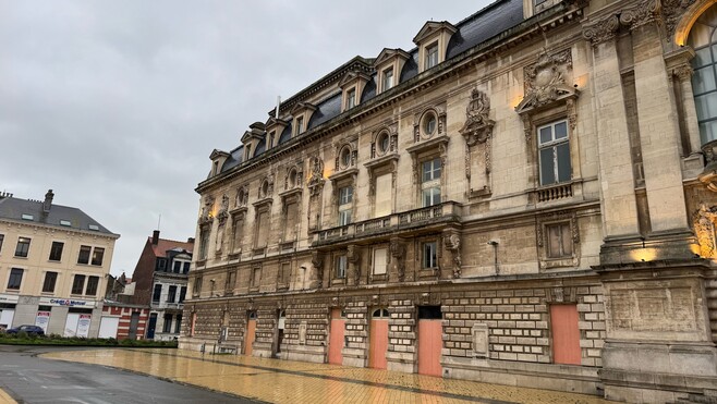 Acte II contre la vie chère : les accès latéraux du Grand Théâtre de Calais barricadés, un spectacle annulé.