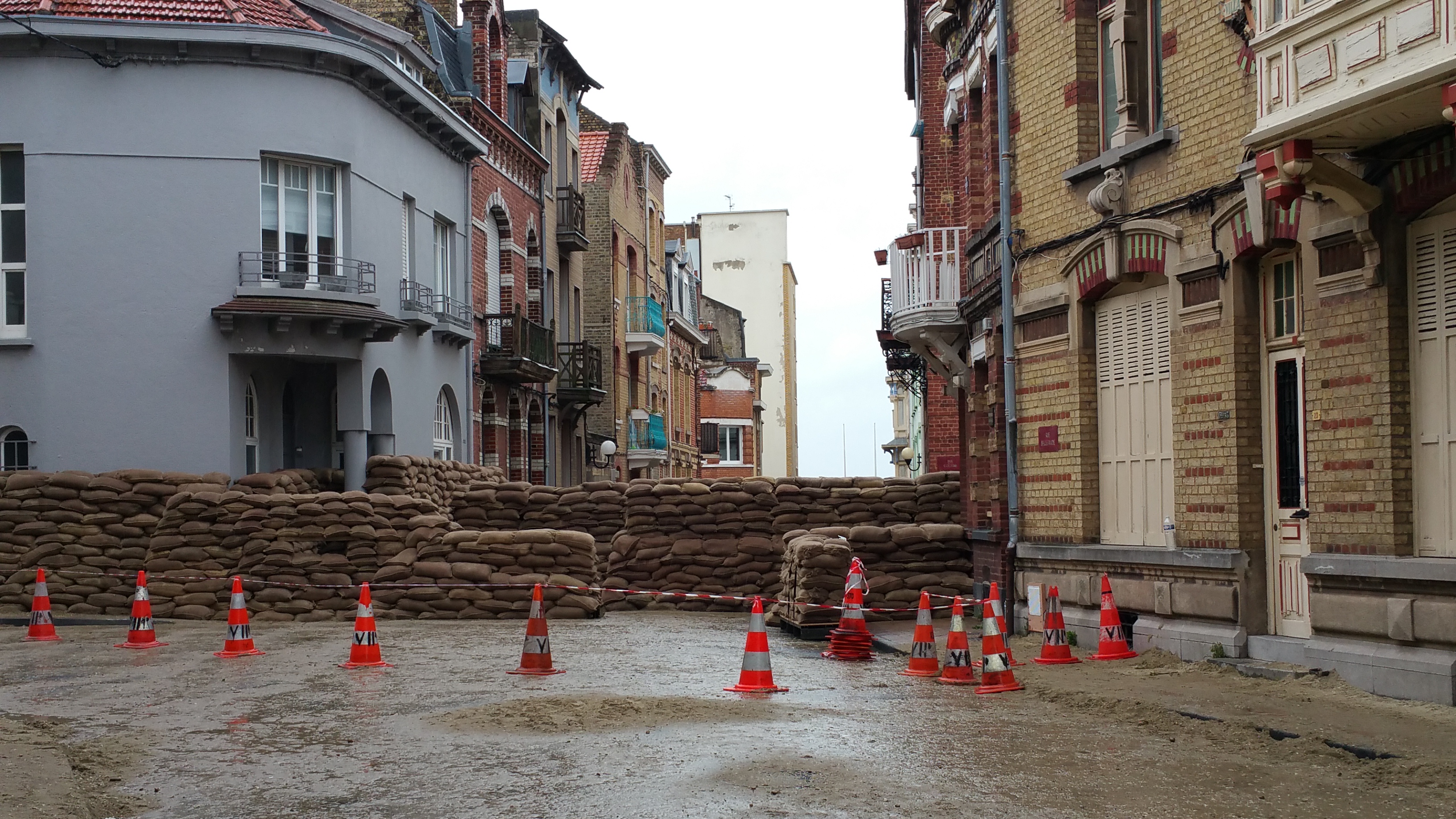 Dunkirk de Christopher Nolan: les décors de guerre envahissent les rues du vieux Malo