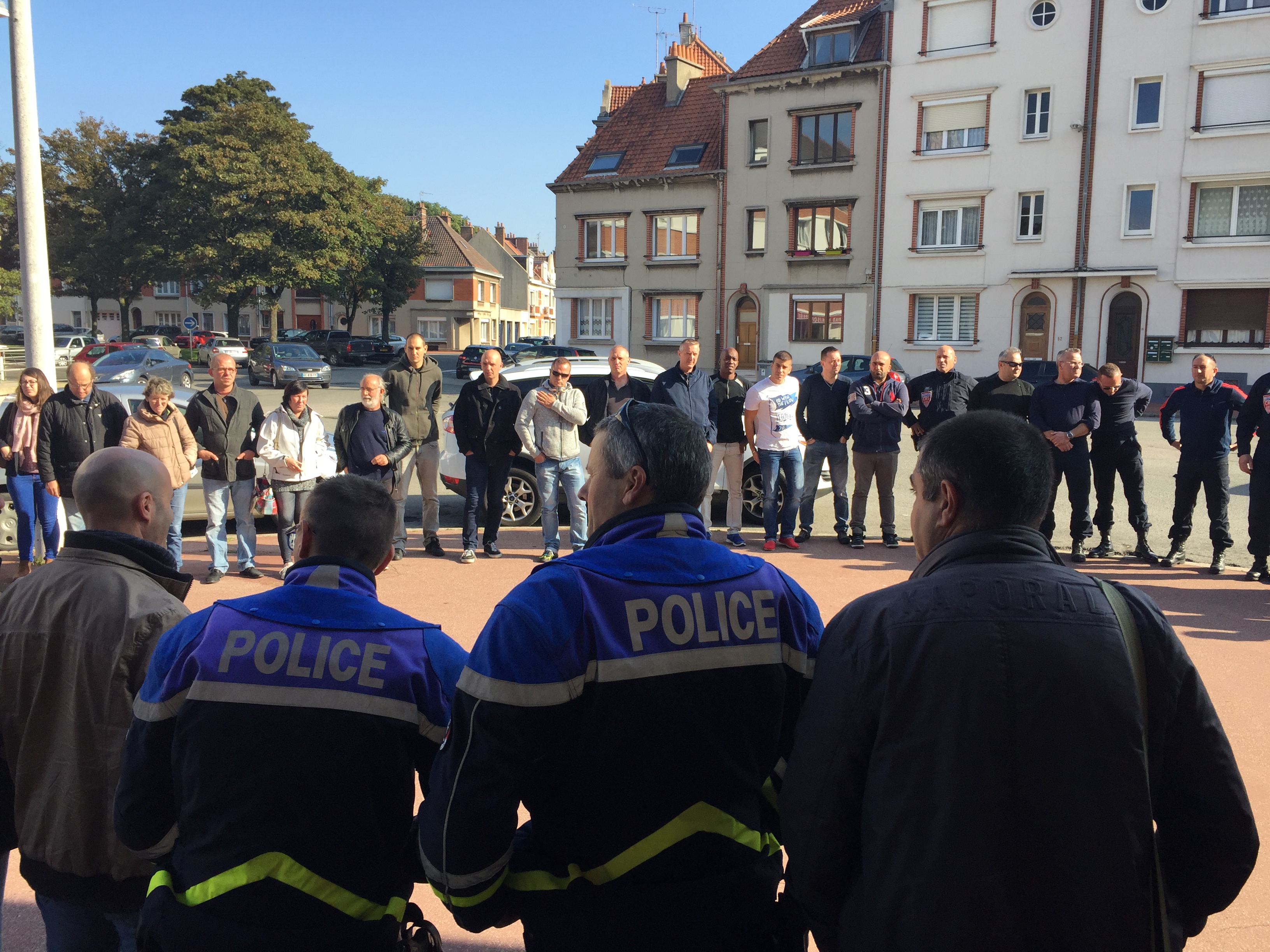 150 policiers se sont rassemblés ce mardi midi devant les commissariats de Calais, Dunkerque, Boulogne et du Touquet pour dénoncer les attaques de policiers dans l'Essonne. 