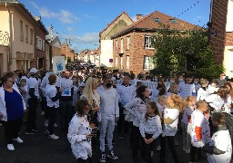 Frévent : des centaines de collégiens et parents ont défilé en hommage à Chanel.