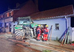 Frévent: un tracteur et sa remorque percute le garage d'une maison