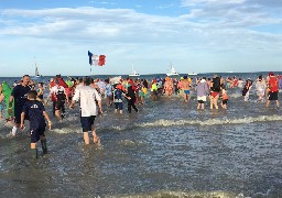 Des centaines de personnes pour le Bain du Nouvel an de Calais au Touquet !