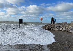 Le spectacle des grandes marées séduit toujours les promeneurs