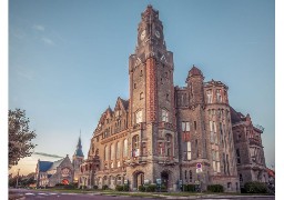 Au Touquet, Emmanuel Macron devant Eric Zemmour.