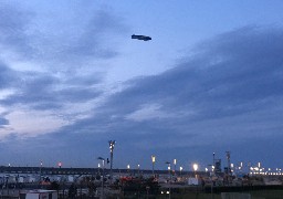 Calais : le zeppelin Goodyear de passage dans le ciel
