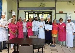 Des apprentis du lycée hôtelier du Touquet reversent 800 euros aux Blouses roses !