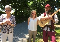 Des balades contées et chantées sont organisées dans la Terre des deux caps.