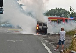 Un fourgon a pris feu à la sortie de l'A16 en direction d'Audruicq