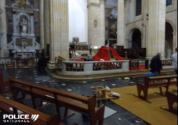 L’intérieur de la cathédrale de Boulogne saccagé hier soir 