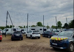 Le terrain de football de Conchil-le-Temple squatté par les gens du voyage.