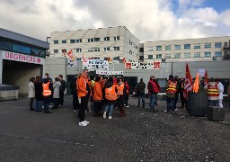 Une cinquantaine de personnes rassemblées hier devant les urgences de Calais