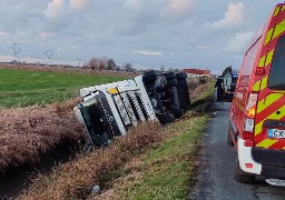 Holque : un poids-lourd termine sa course dans le fossé