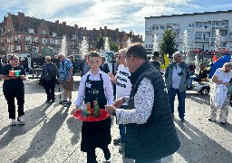 Près de 200 personnes ont participé hier à la marche des garçons de café à Calais. 