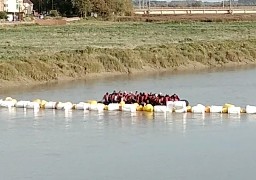 Etaples : un bateau de migrants tente de forcer le barrage flottant installé sur la Canche.