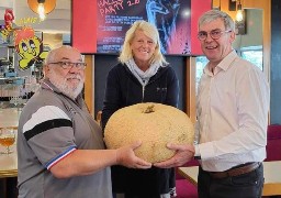 Calais / Insolite : un couple d'Ardres offre une citrouille de 26 kilos au restaurant le Café de Paris