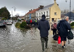Evacuation d'habitants dans la ville basse de Montreuil-sur-mer