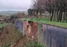 Un pan des remparts de Montreuil sur mer s'écroule.
