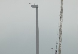 Une éolienne en construction au port de Boulogne sur mer.