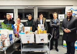 TOH distribue des croquettes à la LPA