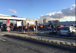 Inquiétude des salariés d’ASN à Calais. Près de 80 personnes se sont rassemblées mercredi devant le site.
